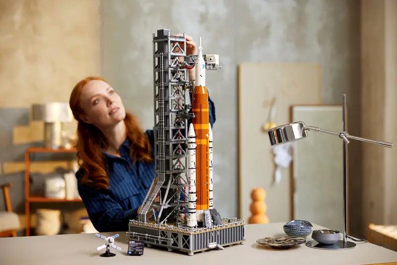 LEGO NASA Artemis Space Launch System 10341 Icons LEGO ICONS @ 2TTOYS | Official LEGO shop😊🥰 LEGO €. 259.99