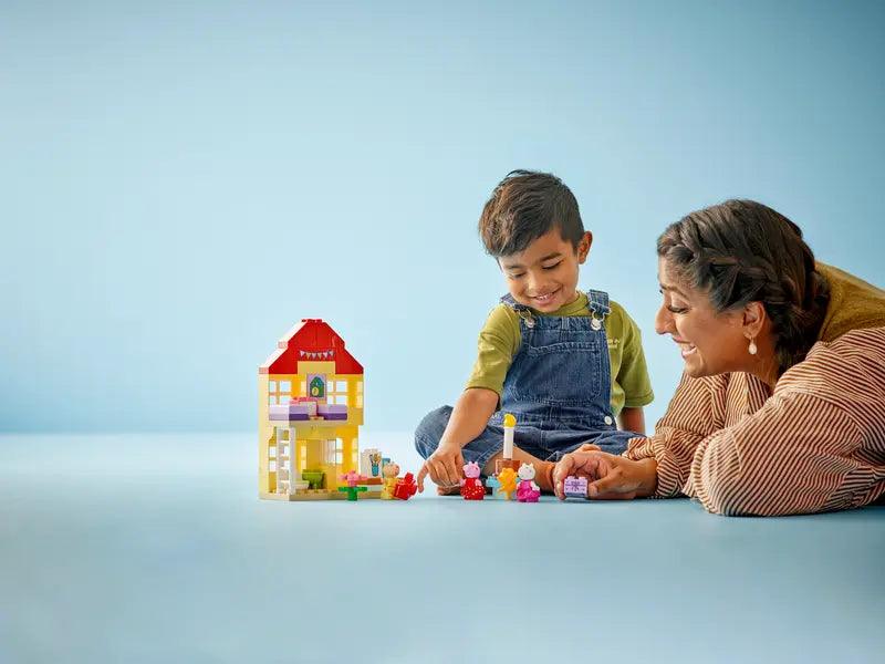 LEGO Peppa Pig Birthday House 10433 DUPLO @ 2TTOYS | Official LEGO shop😊🥰 2TTOYS €. 38.49